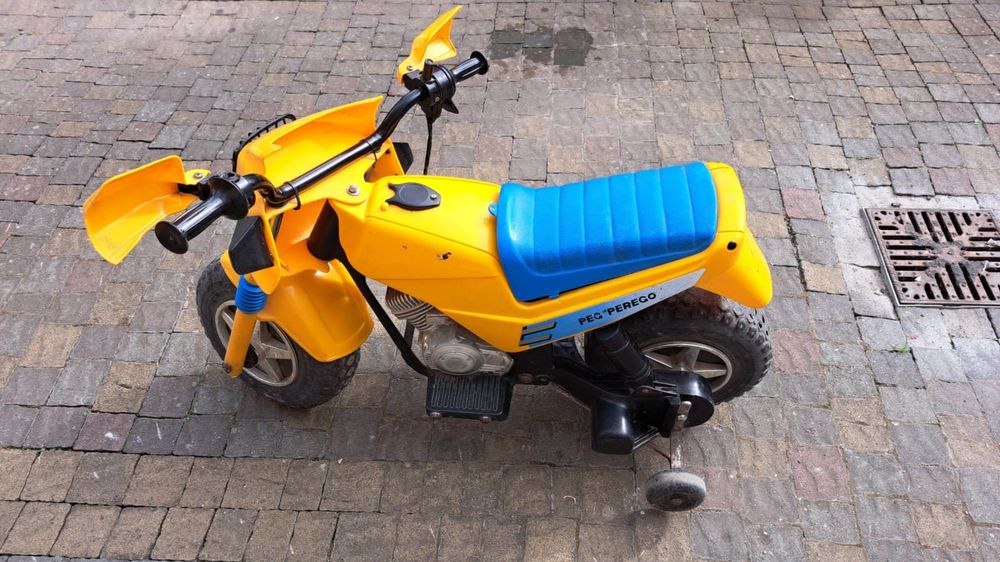 Продам дитячий електроавтомобіль - мотоцикл на акумуляторів!