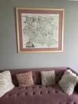 Mapa w passe-partout i drewnianej ramie.