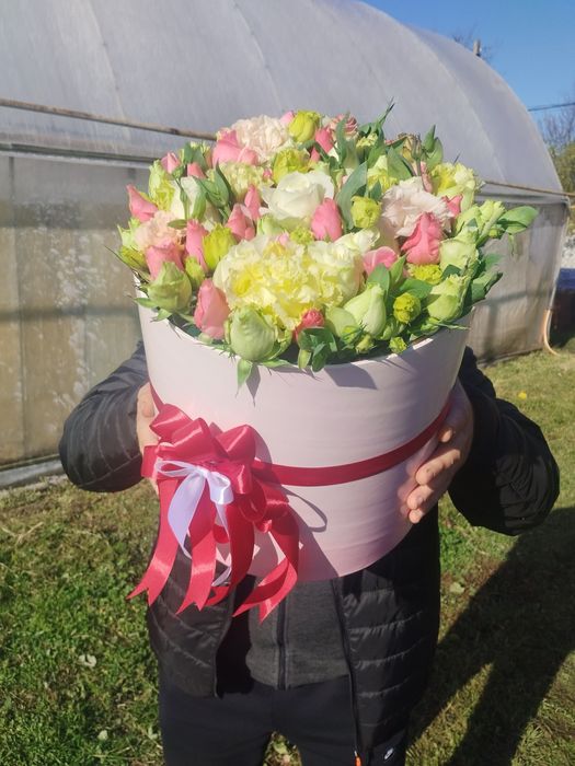 Квіти в коробках та корзинах