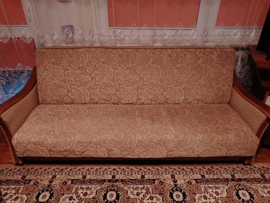 Elegancka kanapa, obszyta welurowym materiałem, drewniane podłokietnik