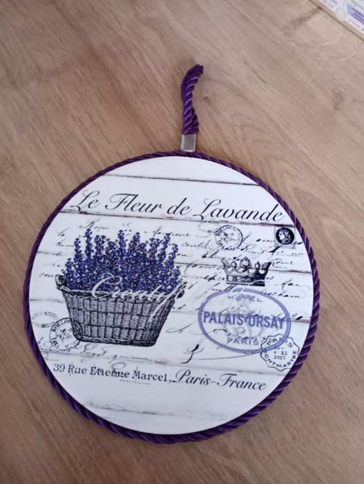 Talerzyk porcelanowy na korku.