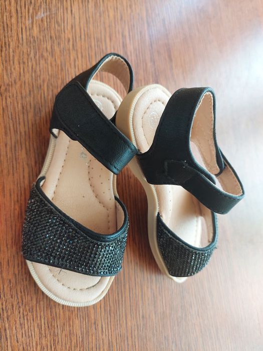 Босоніжки для дівчинки. р22.