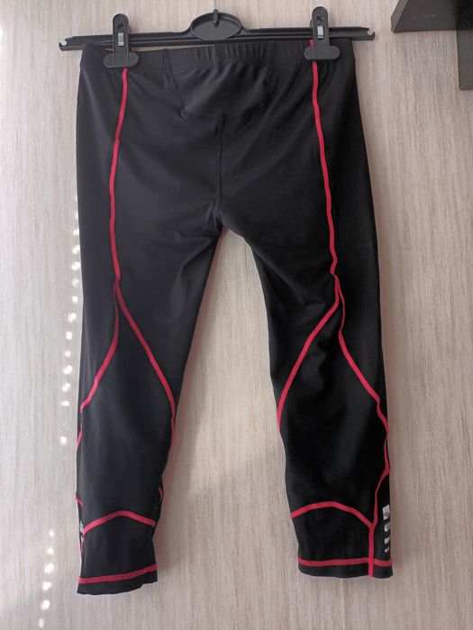 Czarne spodnie spodenki legginsy sportowe z czerwonymi elementami M