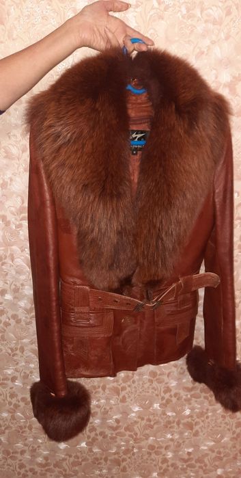 Курточка кожаная с песцовым воротником.