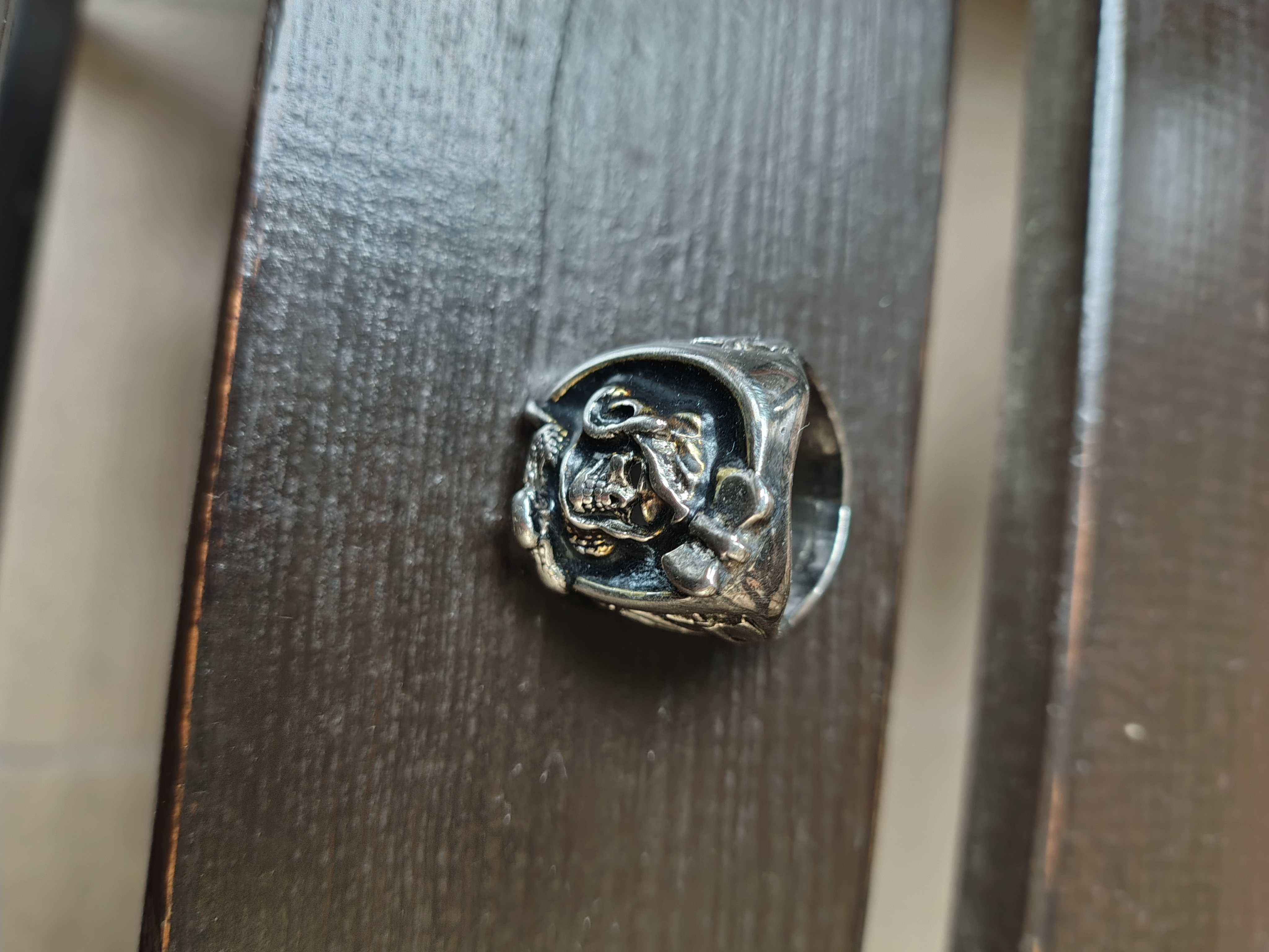 nowy ,metalowy pierścień