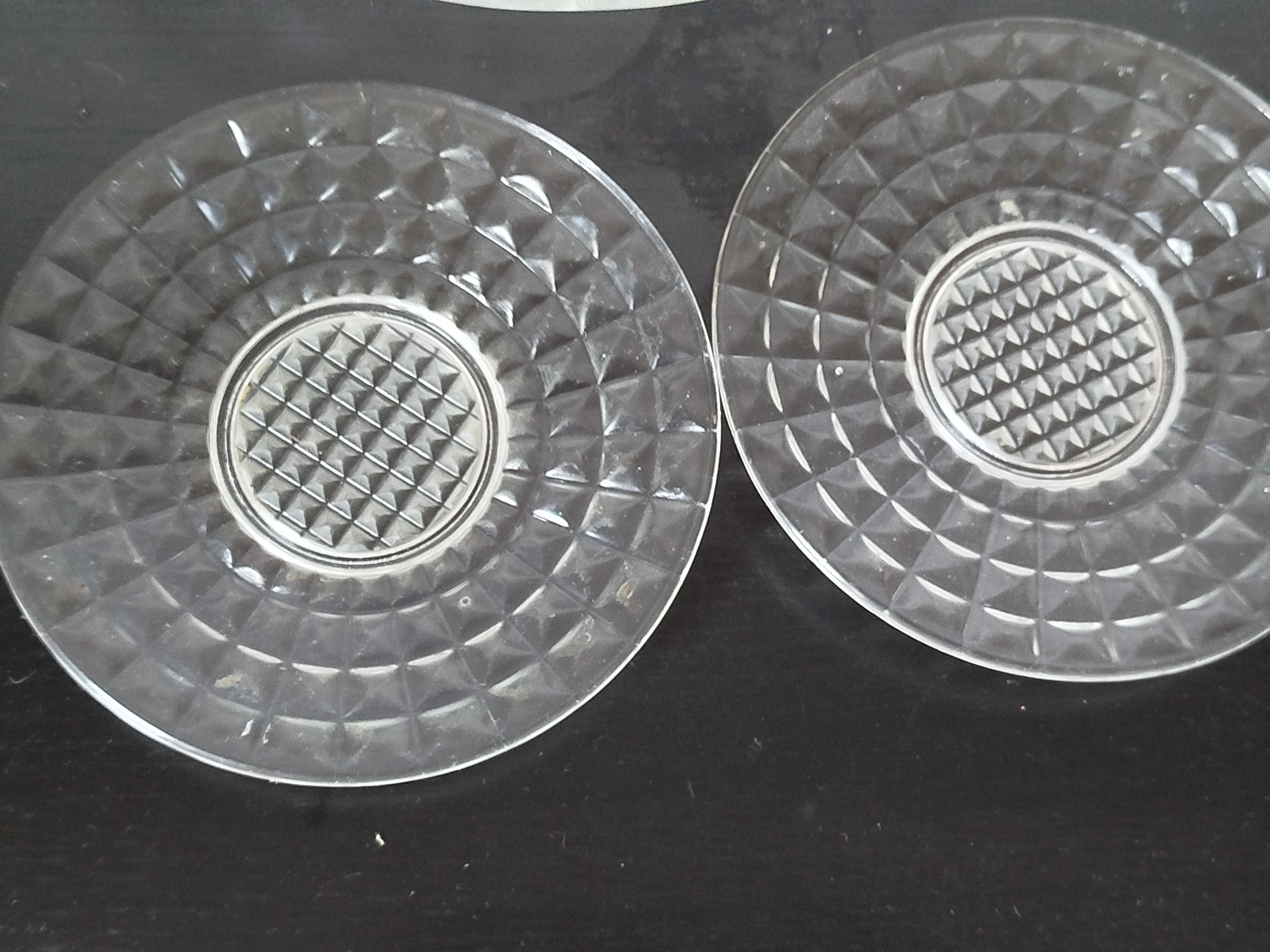 Conjunto de pratos em vidro decorado