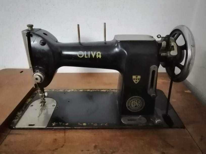 Máquina de costura antiga com móvel "Oliva"