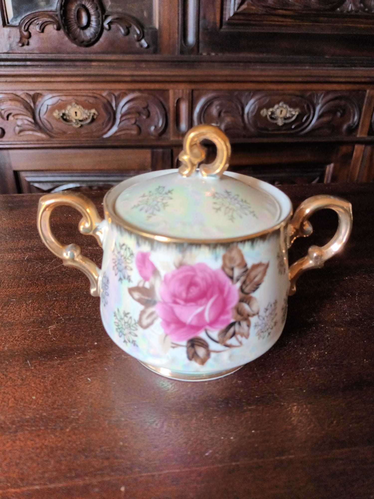 Serviço de chá em porcelana com pratos de bolo