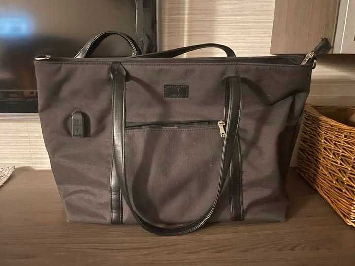 Сумка жіноча  чорного кольору з відділенням для ноутбука