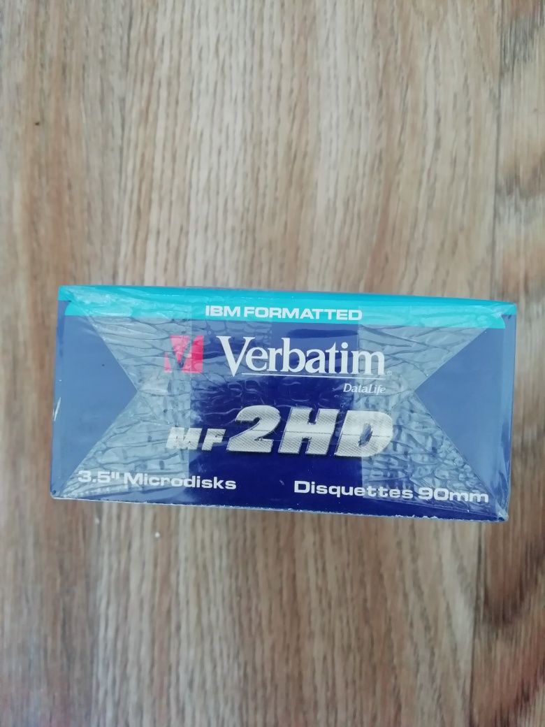 Нова пачка дискет 3.5 дюймів.