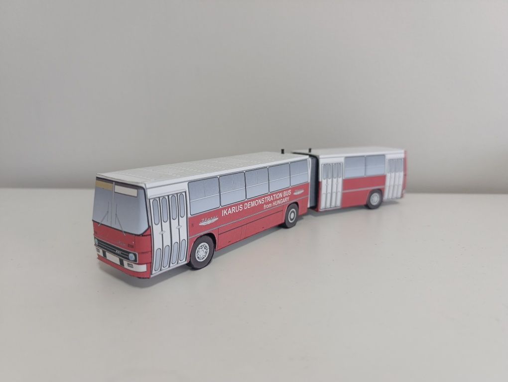 Ikarus 280 po lewej stronie drzwi autobus miejski podmiejski malowanie