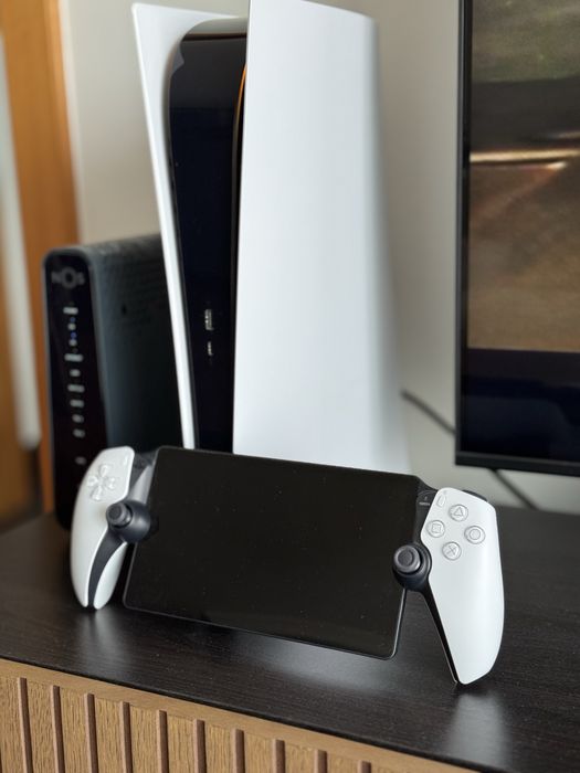 PS5 Digital Edition + 2 comandos + PlayStation Portal