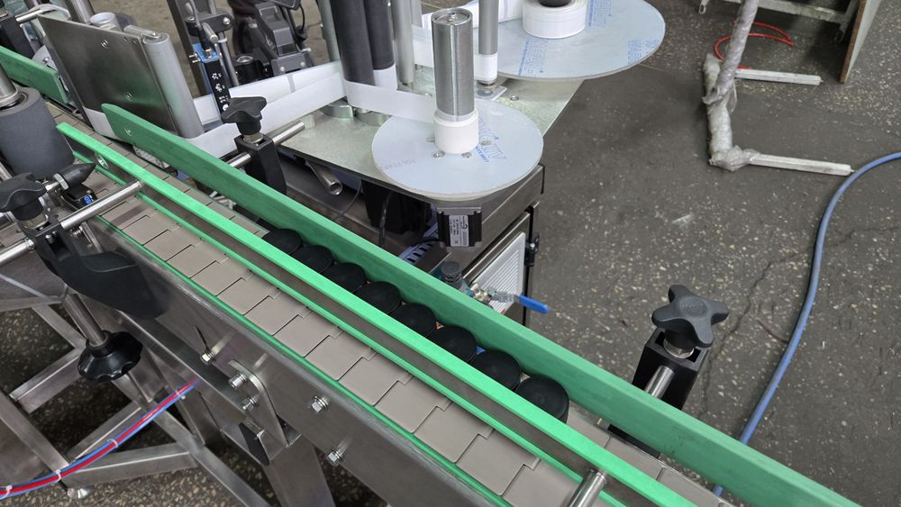 Автоматична лінія для обклейки етикетками круглої тари