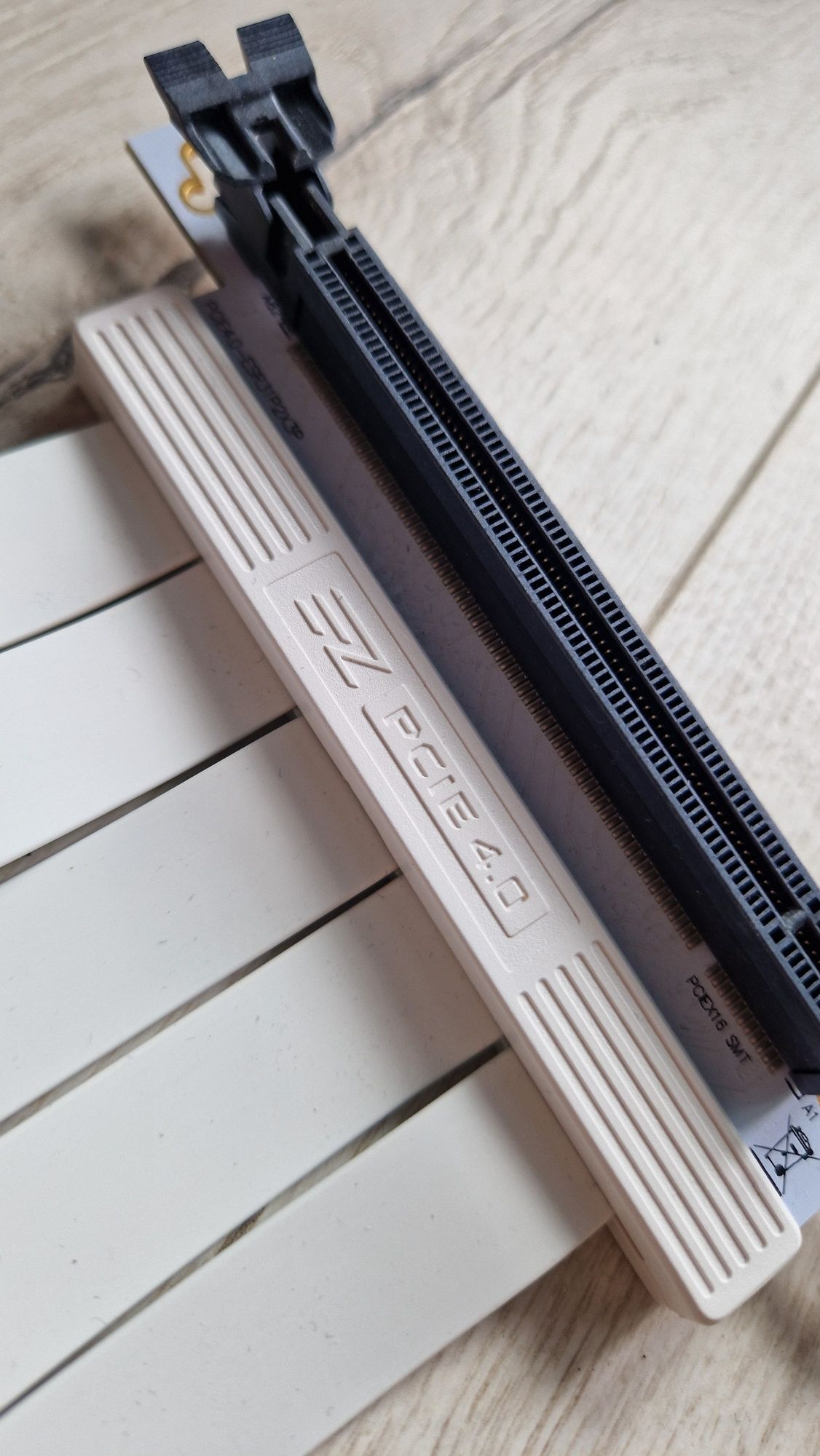 Riser EZDIY-FAB PCIe 4.0 PCI-E 25cm BIAŁY. Stan Bardzo dobry.