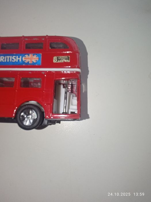 Іграшка, червоний британський автобус