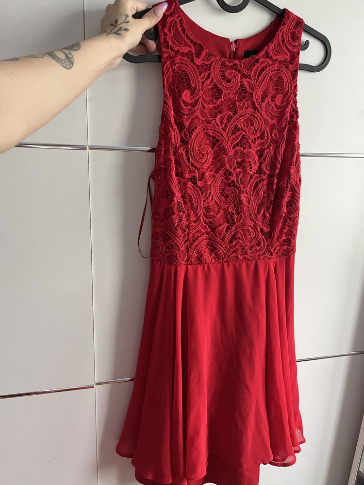 Czerwona koronkowa sukienka new look 38