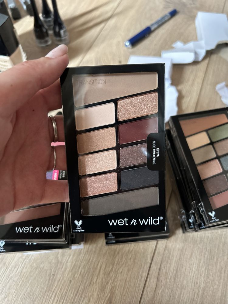Cienie do powiek WET N WILD różne kolory