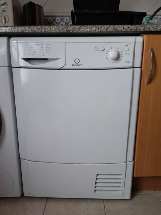 Máquina de Secar Roupa Indesit IDC 75 B 7kg
