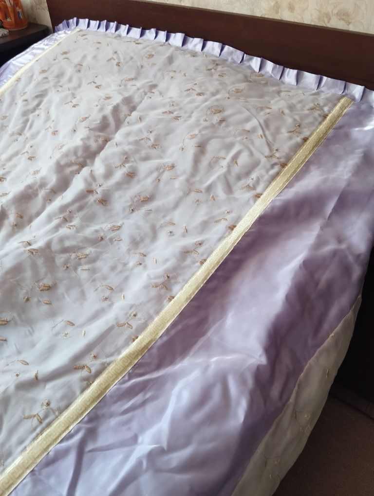 Покривало на двоспальне ліжко , 2 подушки і поперечка до тюлі