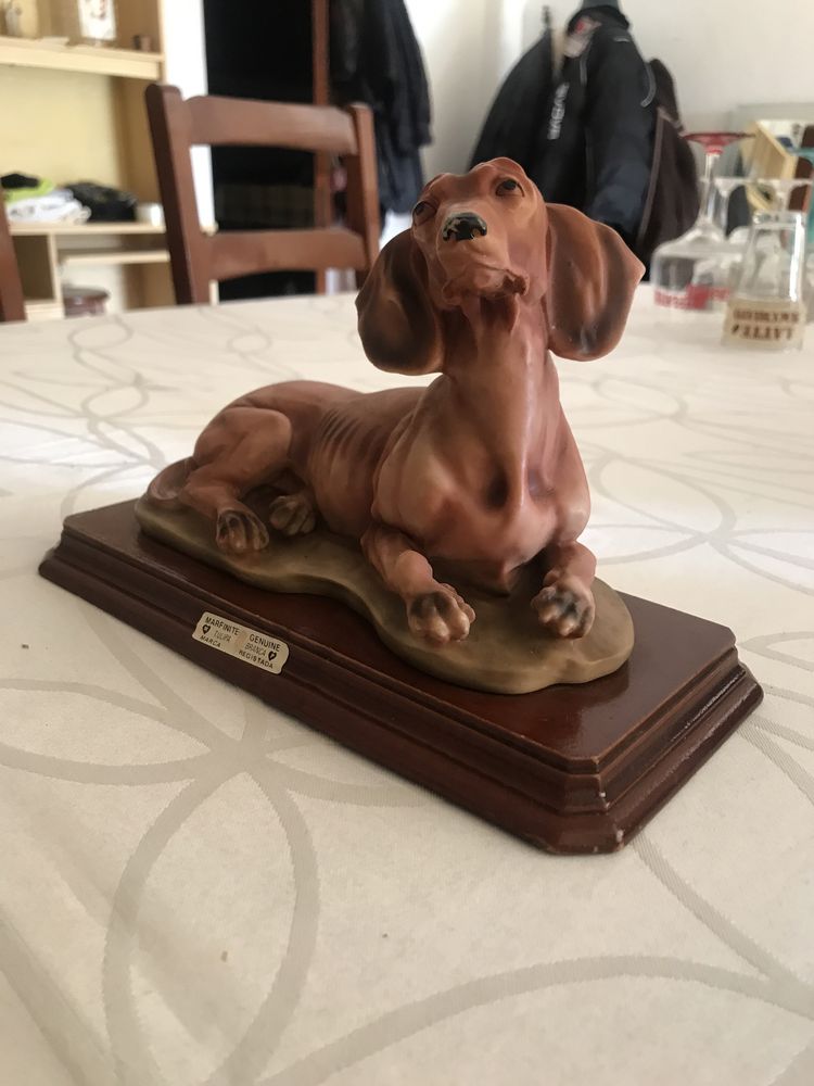 Escultura em marfinite de um cão