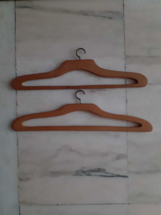 2 cabides antigos em madeira