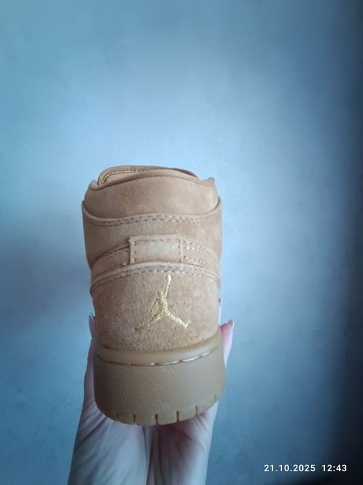 Замшеві кросівки Air Jordan 1 Retro High OG "Wheat"