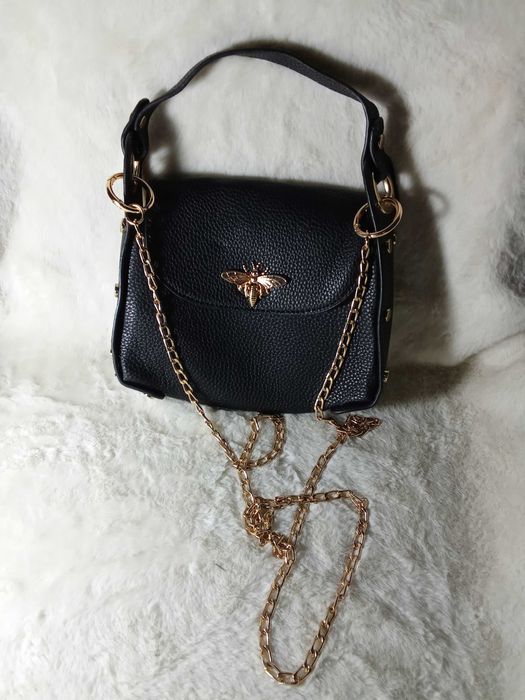 Bolsa feminina pequena com detalhe mariposa dourado