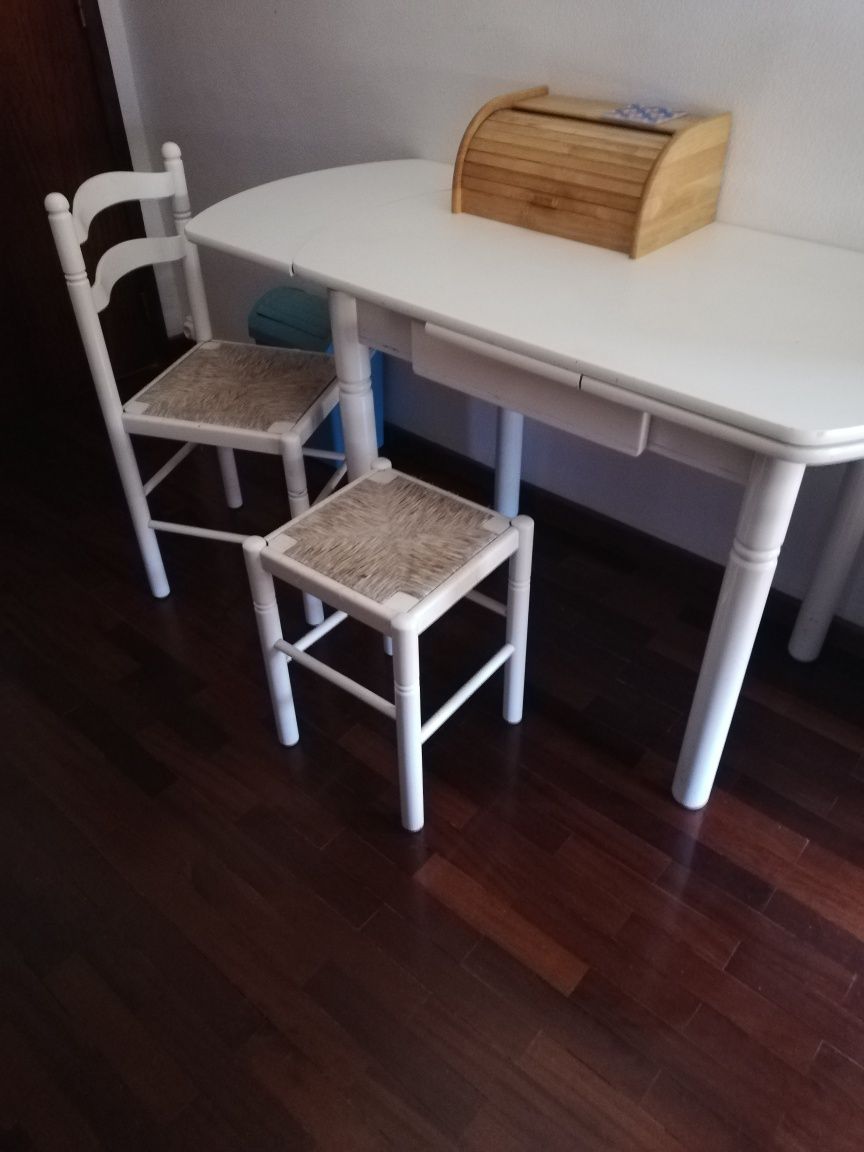 Mesa de cozinha  com 2 bancos e duas cadeiras
