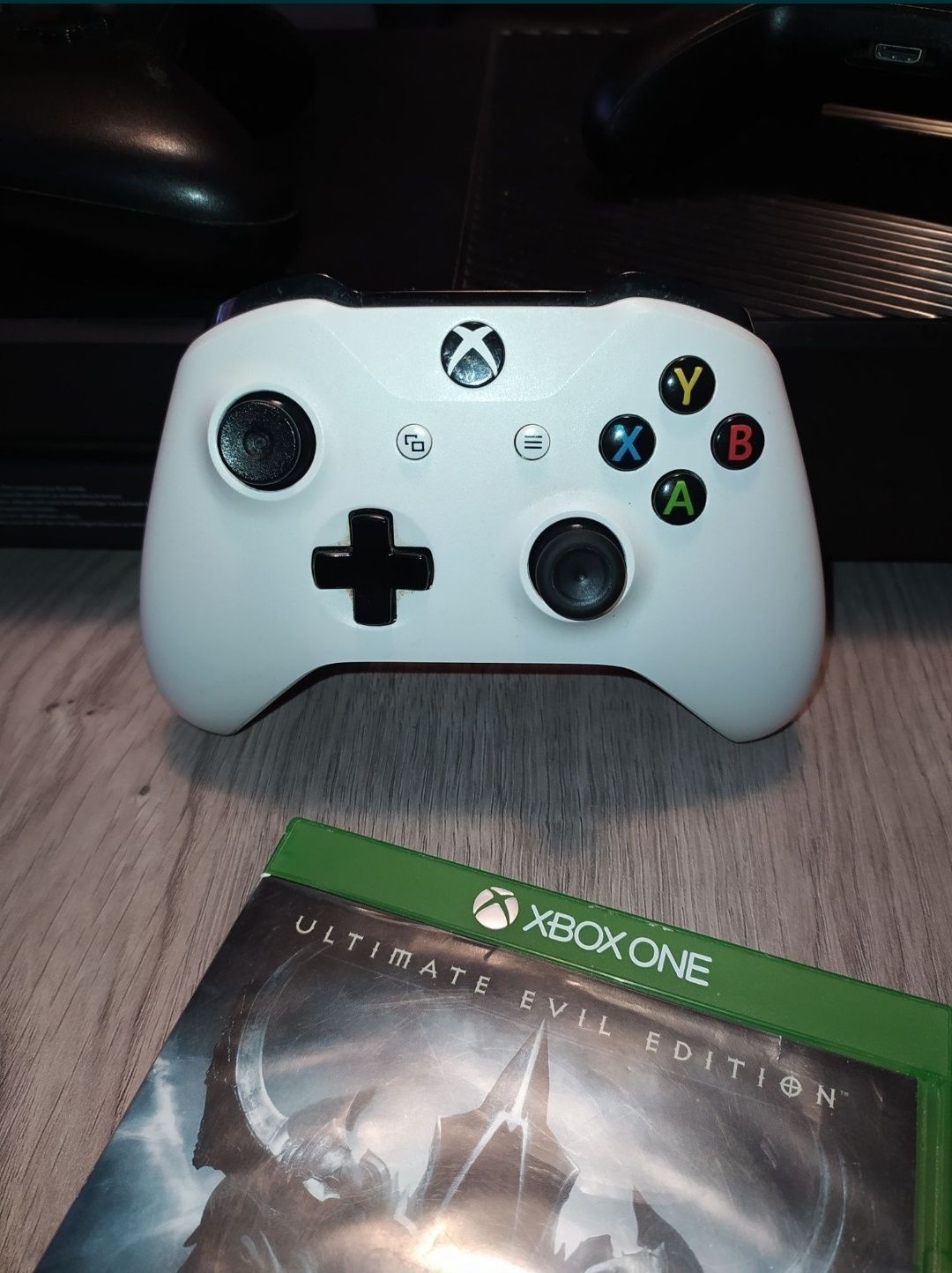 Xbox One 500 Гб + 3 джойстика + 3 игры