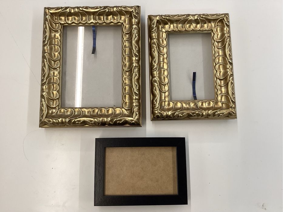 Molduras em madeira douradas + uma de oferta em madeira preta.