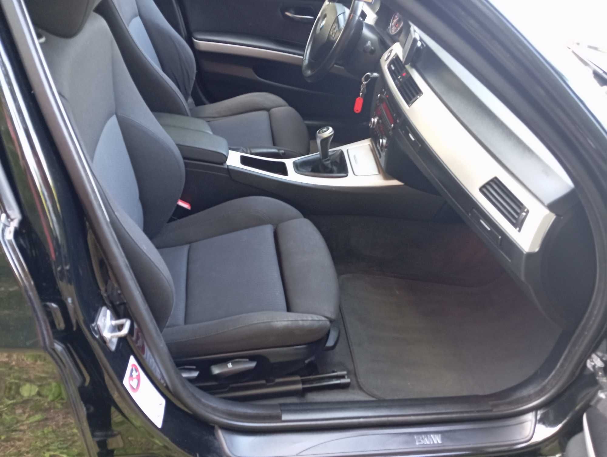 BMW E90 318i ekonomiczny, dynamiczny z 2010 roku