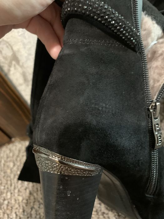 Замшеві чоботи на підборах