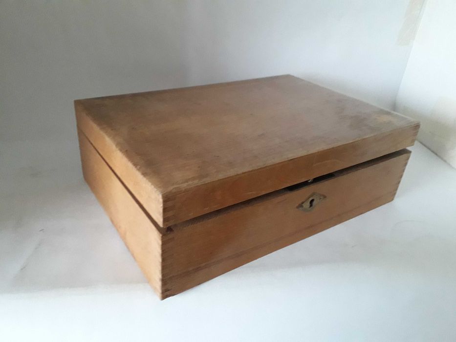 Stara drewniana szkatułka.