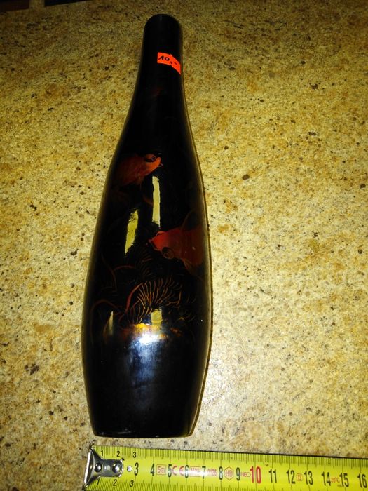 Drewniany wazon z motywem rybki.