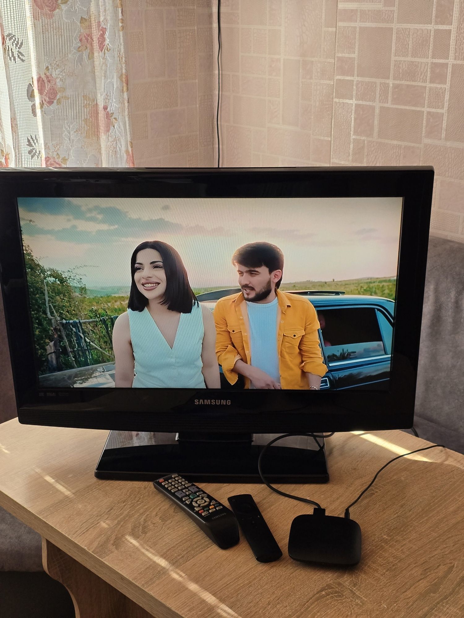 Продам телевизор Samsung 26 дюймов + приставка Xiaomi mi box.