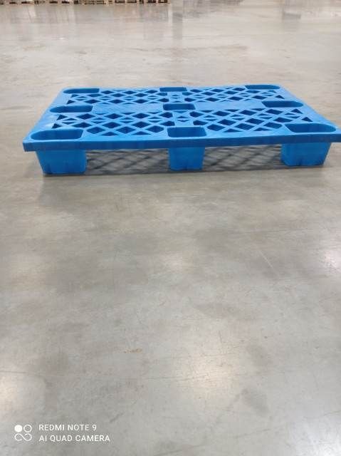 Palety drewniane 120x100 jasne solidne bez zniszczen