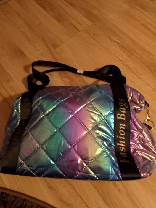 Nowa pikowana torebka na ramię w kolorze holo z Fashion Bags