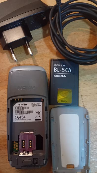 Nokia 1600 com bateria e carregador