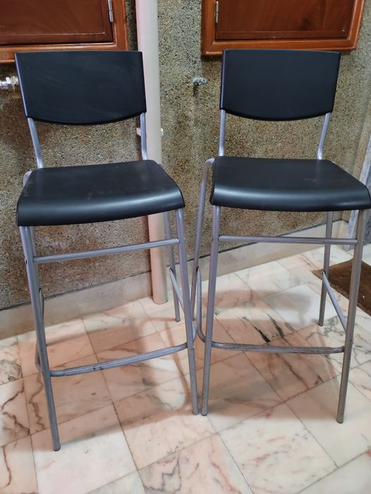 Dois bancos altos de bar