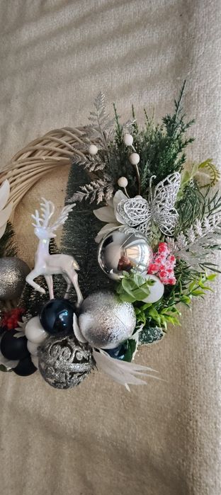 Świąteczny wianek bożonarodzeniowy – srebrno-granatowa elegancja z ren