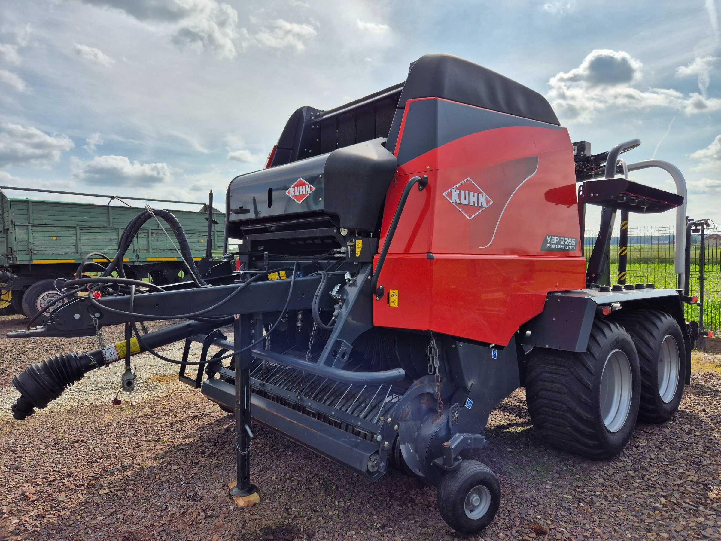 Kuhn VBP 2265 Prasoowijarka OptiCut 23 noże sianokiszonki z Niemiec
