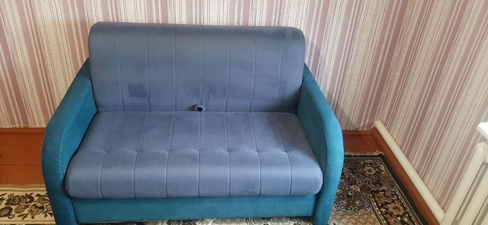Продам диван синій