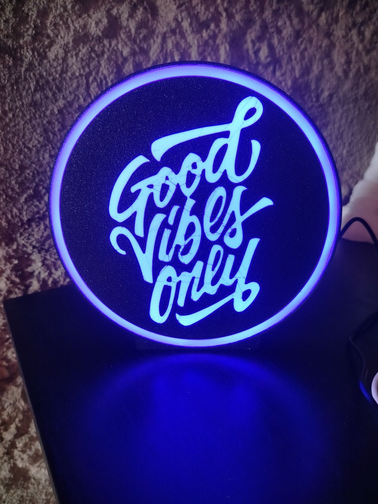 Candeeiro Good Vibes Only, para mesa ou parede.