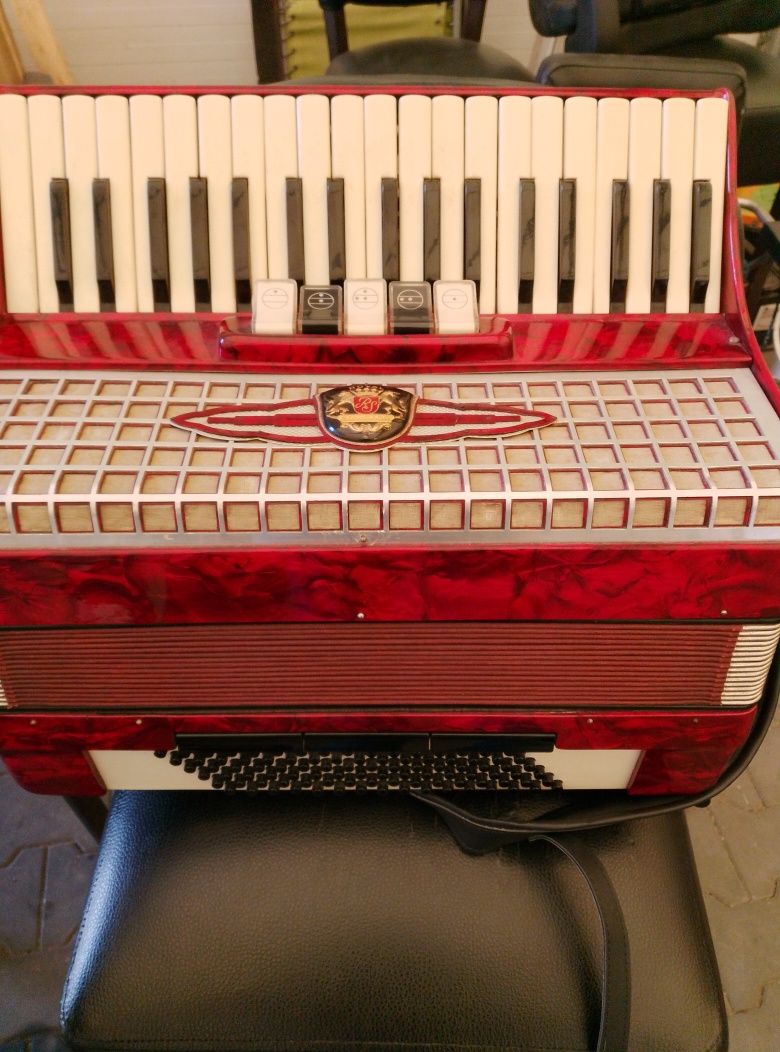 Akordeon Royal Standard 96 basy