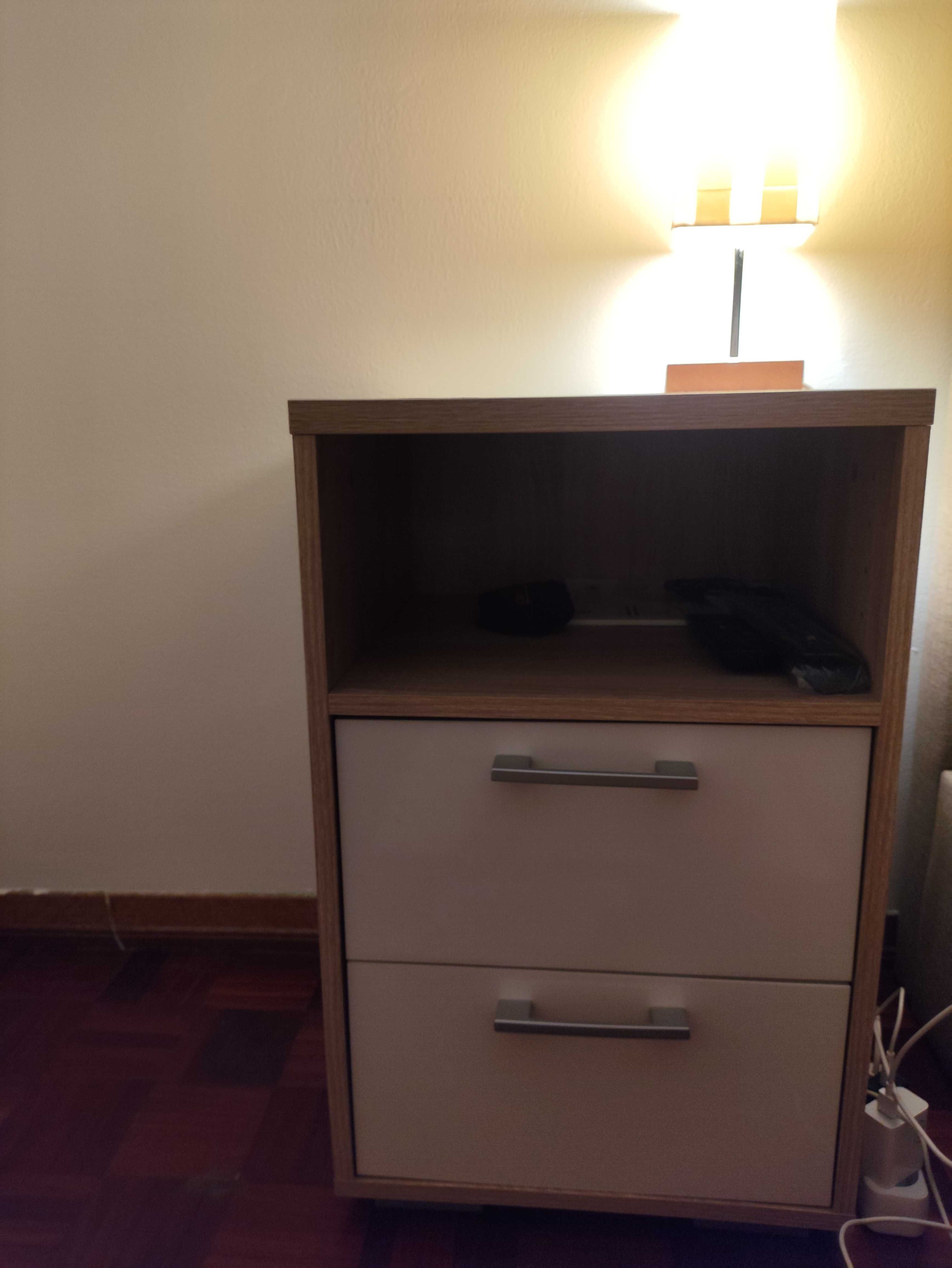 2 mesas de cabeceira
