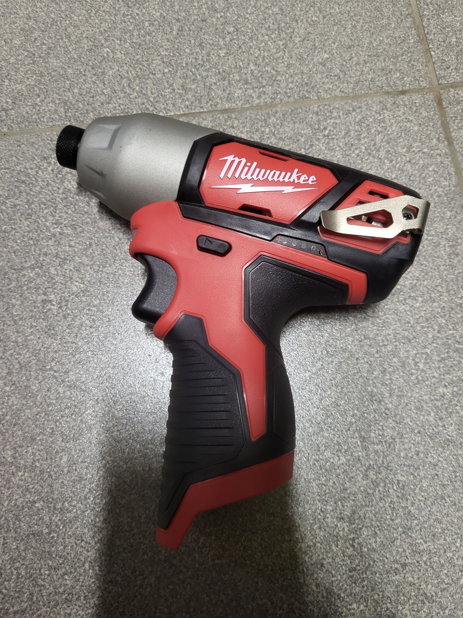Milwaukee 2462 M12 шуруповерт імпакт гайковерт