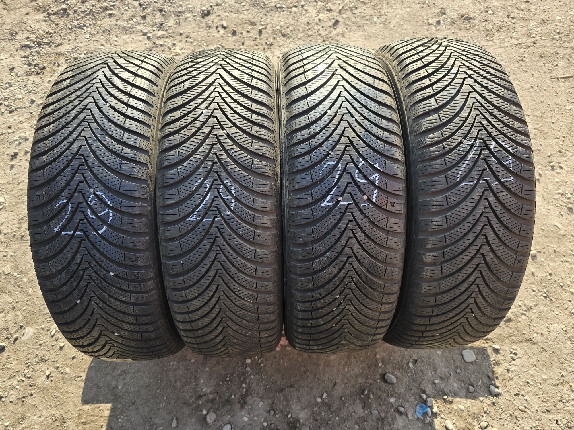 Sprzedam Opony Całoroczne Kumho Solus 4S 215/65r17 4 sztuki 2022r
