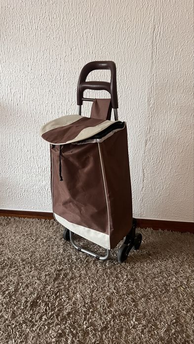 Carrinho de compras com 3 rodinhas