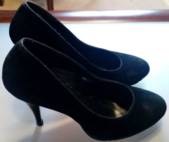 Sapatos pretos elegantes