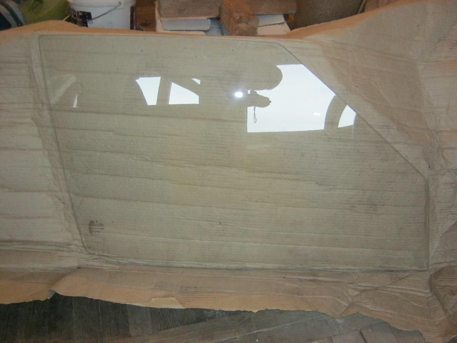 Стекло боковое переднее правое БОР, АЗЛК 2141 Москвич (?)